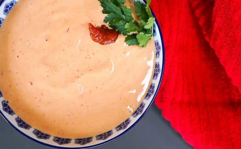 Tämä kastike on niin hyvää, että haluat lusikoida sitä suoraan suuhun Tämä kastike on niin hyvää, että haluat lusikoida sitä suoraan suuhun