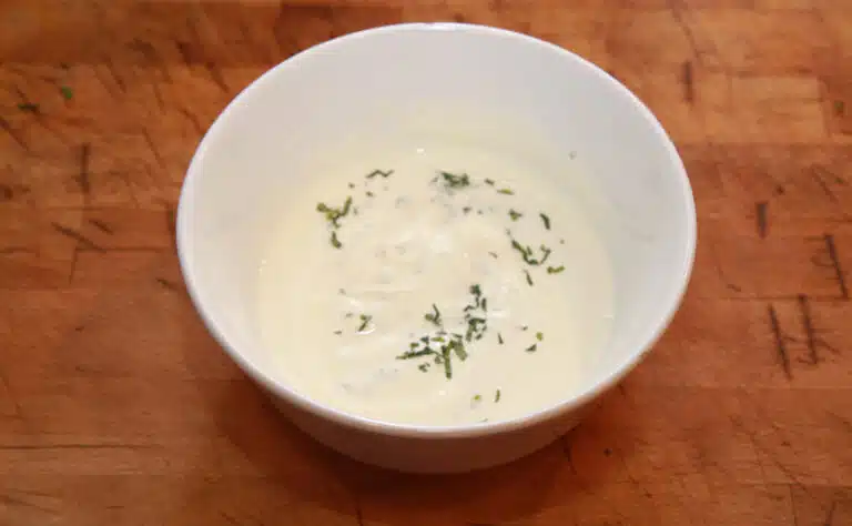 Yllättävän hyvä kermaviilikastike syntyy vain neljästä aineksesta