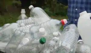 Yksi tyhjä pullo taipuu moneen – säästät jopa satoja euroja puutarhassa ja sisällä Yksi tyhjä pullo taipuu moneen – säästät jopa satoja euroja puutarhassa ja sisällä