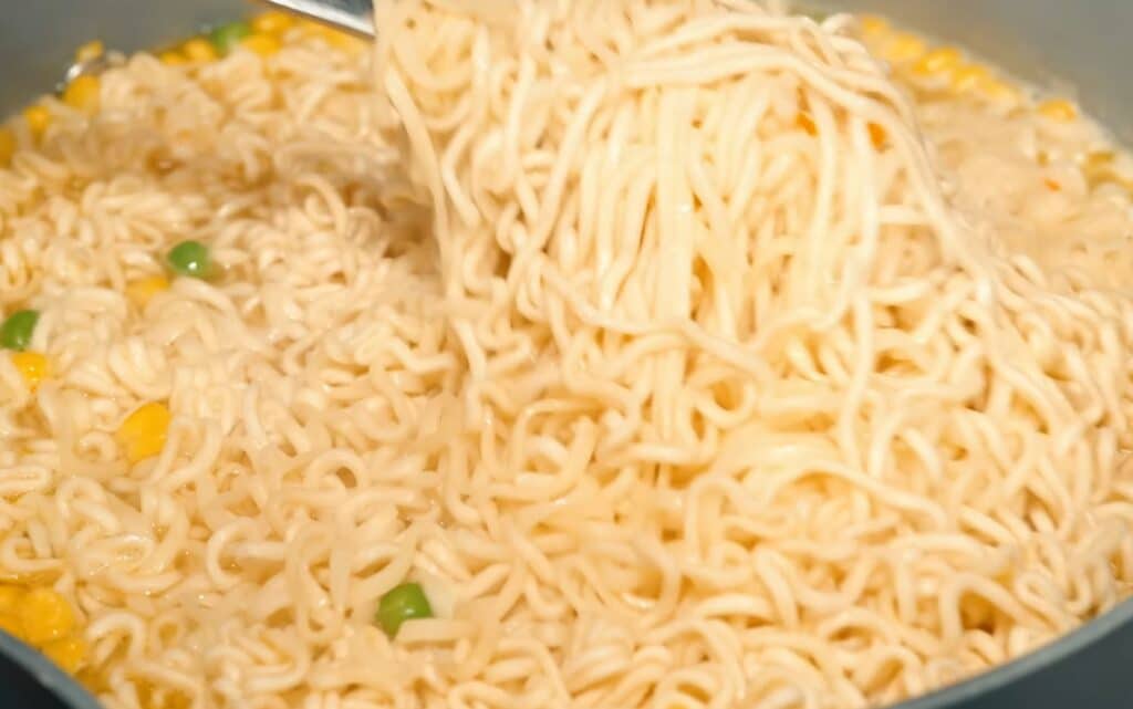 Mies eli pelkillä pikanuudeleilla – suoliston tutkimus sai lääkärit järkyttymään Nuudeleita 1