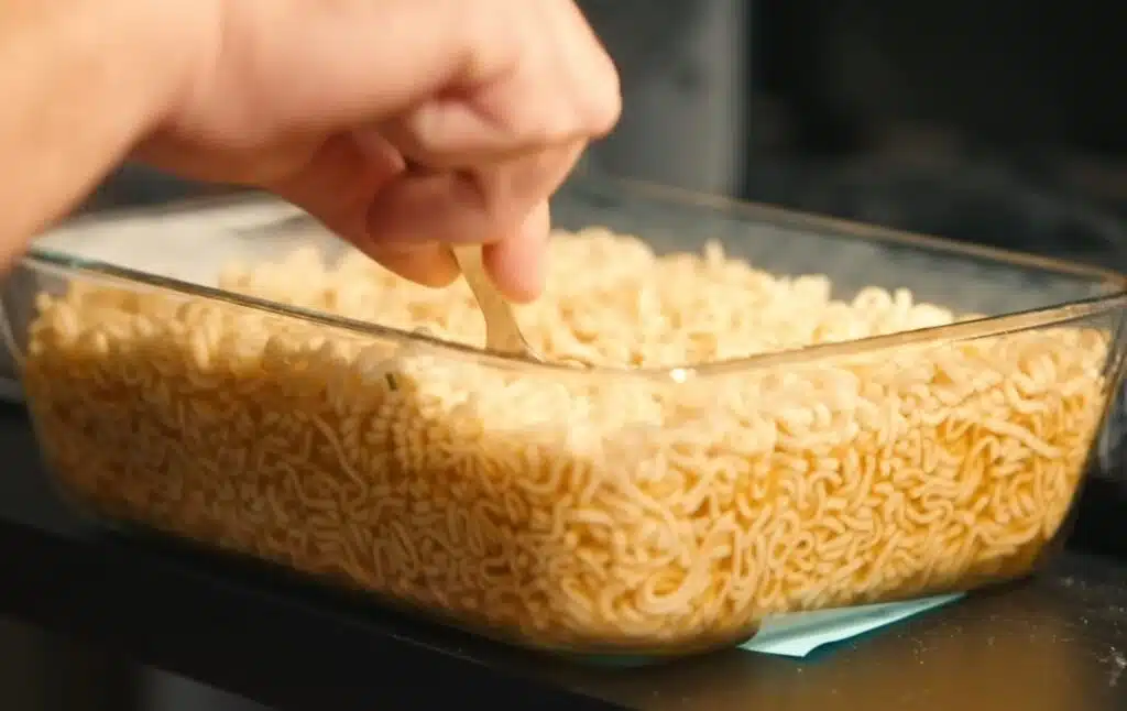 Mies eli pelkillä pikanuudeleilla – suoliston tutkimus sai lääkärit järkyttymään Mies eli pelkillä pikanuudeleilla – suoliston tutkimus sai lääkärit järkyttymään