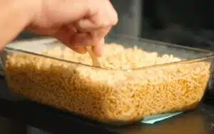 Mies eli pelkillä pikanuudeleilla – suoliston tutkimus sai lääkärit järkyttymään Mies eli pelkillä pikanuudeleilla – suoliston tutkimus sai lääkärit järkyttymään