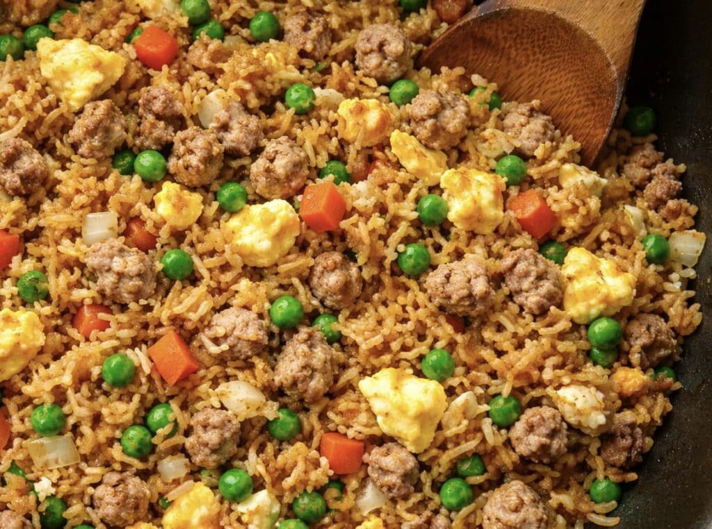 Paistettu riisi porsaan jauhelihalla.