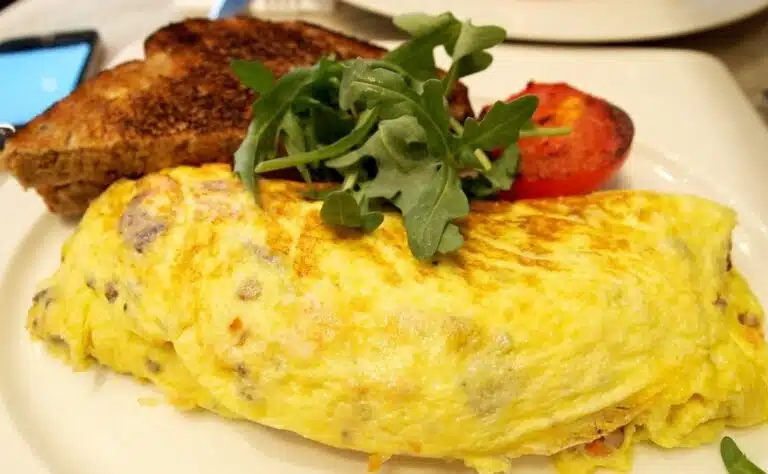 Munakkaasta erityisen tulee kuohkea, kun lisäät tämän ennen paistamista Munakkaasta erityisen tulee kuohkea, kun lisäät tämän ennen paistamista