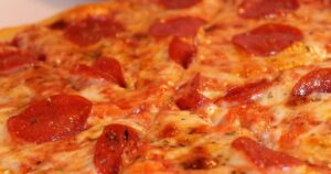 Lisäsin tätä valmiin pizzan päälle – syntisen hyvä lopputulos