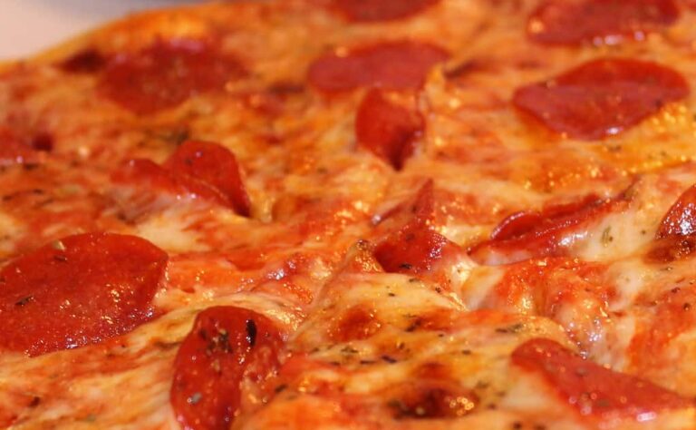 Lisäsin tätä valmiin pizzan päälle – syntisen hyvä lopputulos