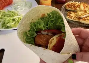 Kana-halloumitortilla kotona: maistuu aivan Hesen versiolta!