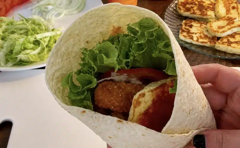 Kana-halloumitortilla kotona: maistuu aivan Hesen versiolta!