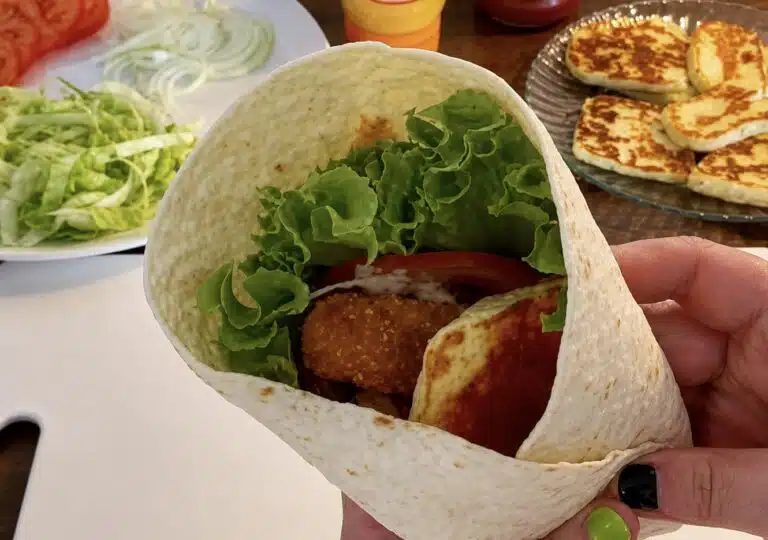 Kana-halloumitortilla kotona: maistuu aivan Hesen versiolta!