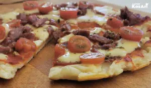 Tämä pizza valmistuu paistinpannulla 5 minuutissa – ei uunia, ei hiivaa