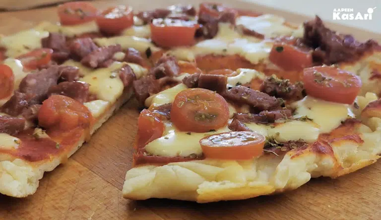 Tämä pizza valmistuu paistinpannulla 5 minuutissa – ei uunia, ei hiivaa
