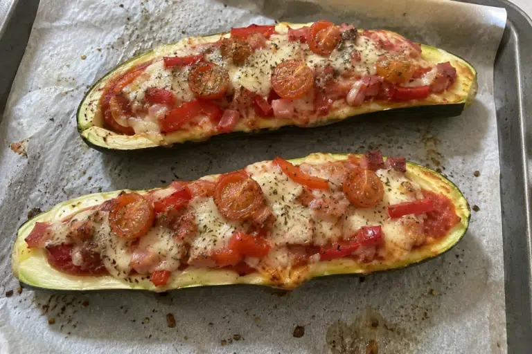 Täytin kesäkurpitsan kuin pizzan – lopputulos keräsi valtavasti kehuja