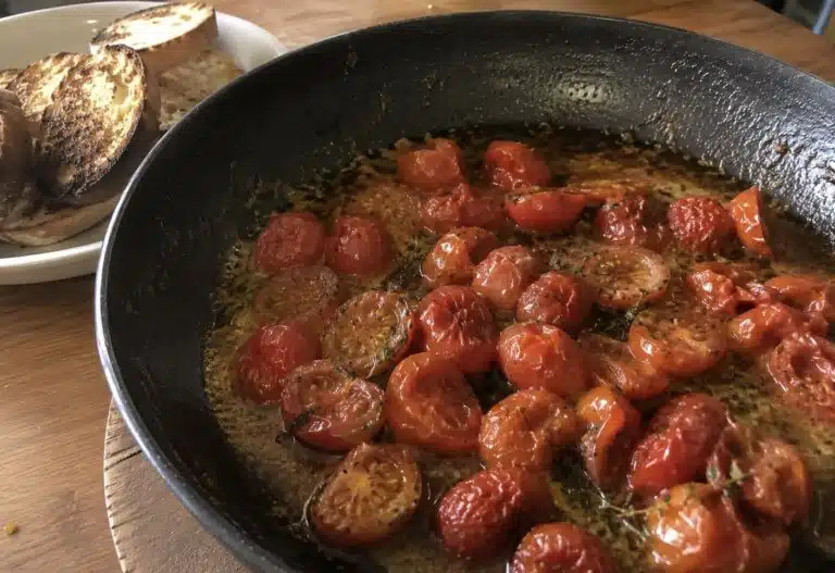 Näin voin ja tomaatin yhdistelmästä syntyy kesän koukuttavin leivänpäällinen