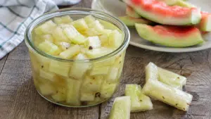 Heitätkö vesimelonin vaalean kuoren roskiin? Siitä voi tehdä yllättävän hyvän lisukkeen Heitätkö vesimelonin vaalean kuoren roskiin? Siitä voi tehdä yllättävän hyvän lisukkeen