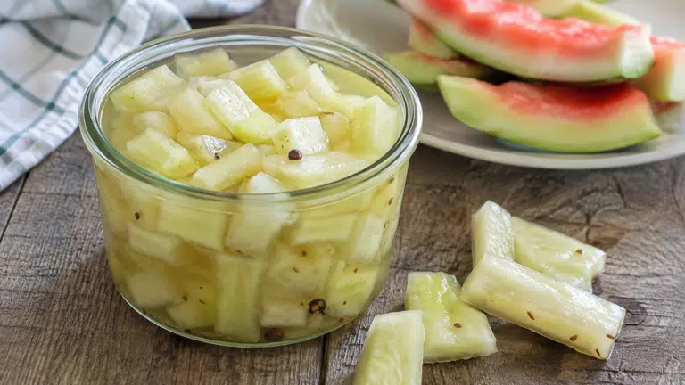 Heitätkö vesimelonin vaalean kuoren roskiin? Siitä voi tehdä yllättävän hyvän lisukkeen
