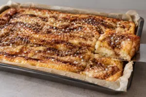 En jaksanut leipoa korvapuusteja – siksi kehitin tämän pannukakun
