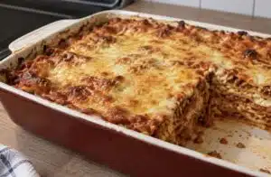 Lasagnen työläin vaihe jää kokonaan pois – tuttu jääkaappituote korvaa valkokastikkeen Lasagnen työläin vaihe jää kokonaan pois – tuttu jääkaappituote korvaa valkokastikkeen