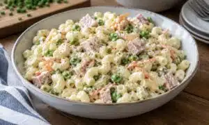 Arkinen pastasalaatti uudelle tasolle – salaisuutena on sipsipussista tuttu maku Arkinen pastasalaatti uudelle tasolle – salaisuutena on sipsipussista tuttu maku